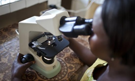 malaria-woman-microscopy-Africa-blood-testing, Gates Foundation